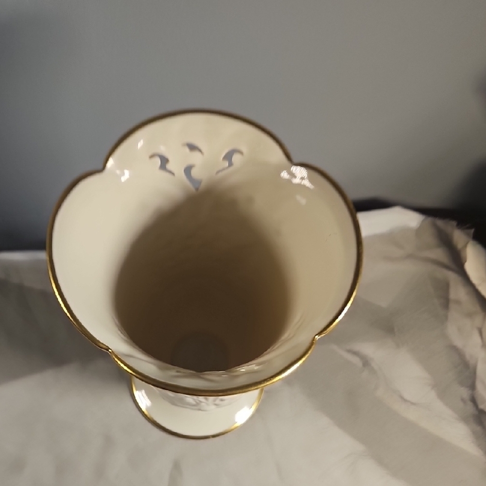 Lenox Cream Vase with Gold Trim - Picture 5 of 16